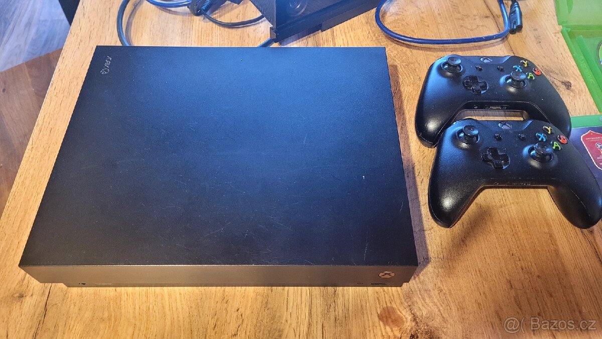 Xbox one X 1TB + kinect - 2