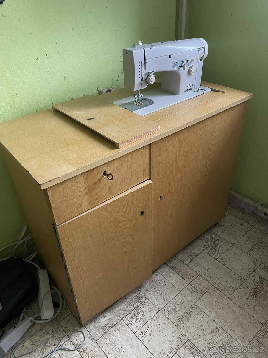 Stůl s šicím strojem - 2