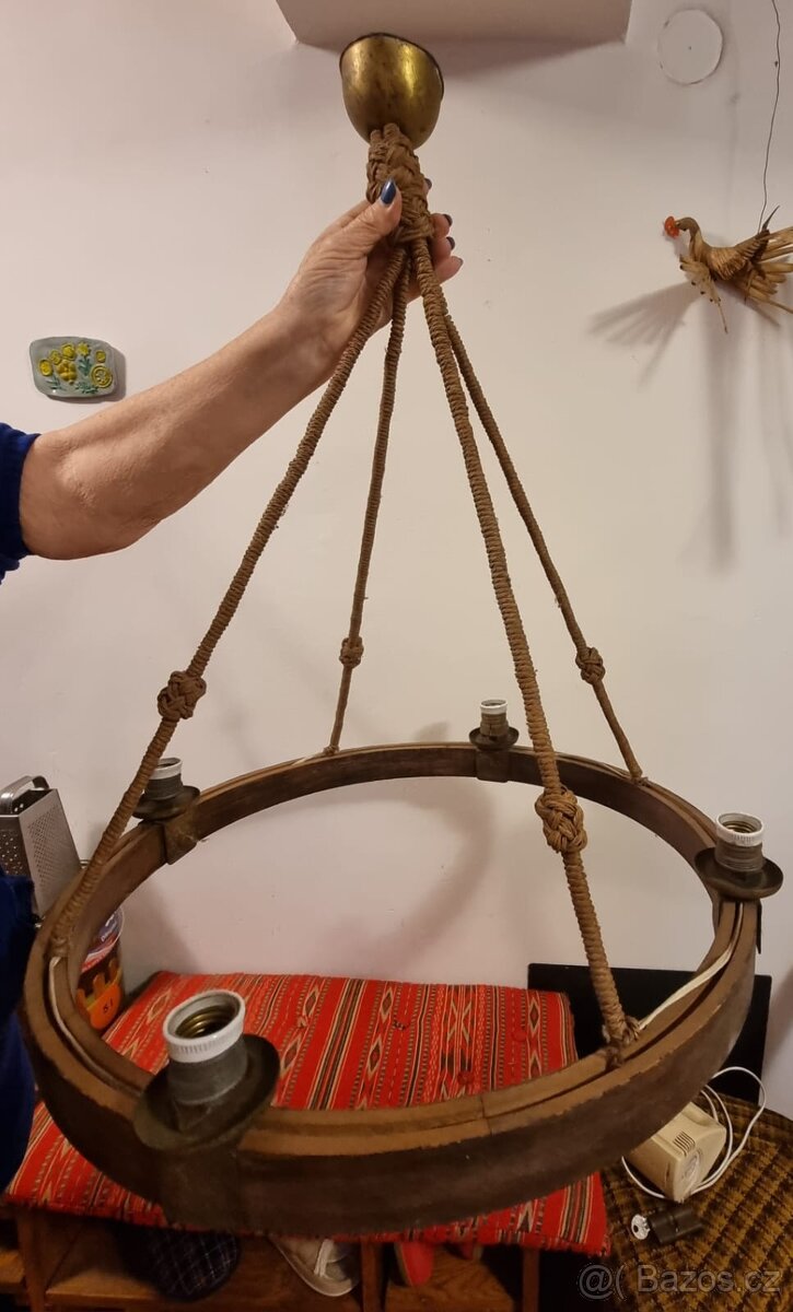 Kulatý dřevěný lustr - 2