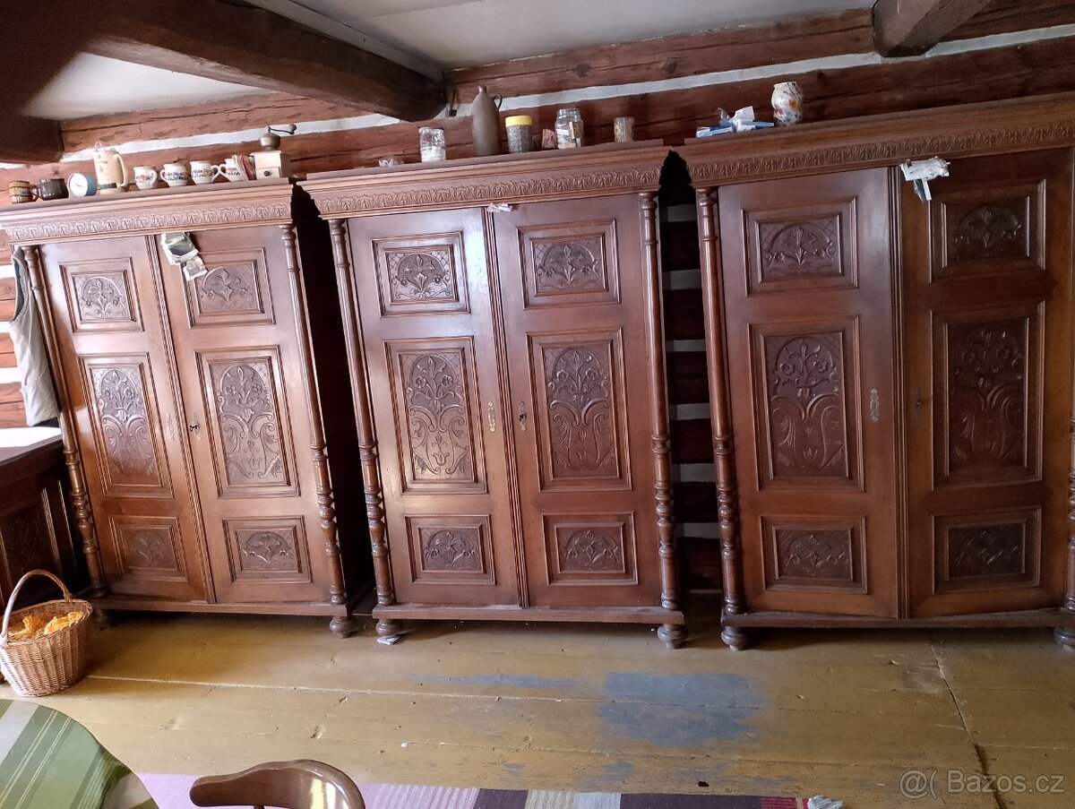 Starožitný nábytek 3xskříň 2xpostel 1x vitrína - 2