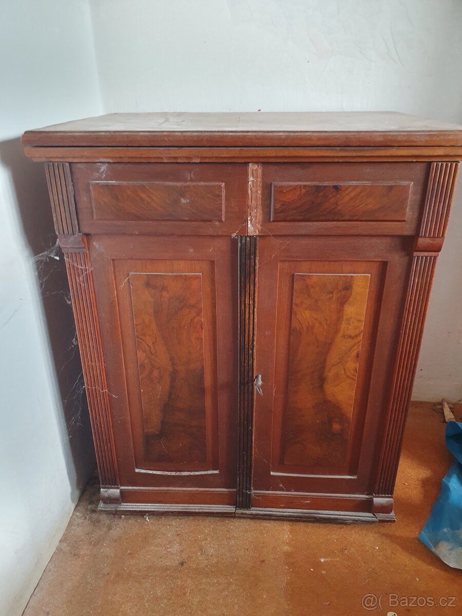 Šicí stroj skříňkový - 2