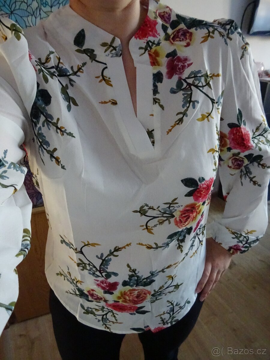 Bílá halenka s květy, dlouhý rukáv - nová, vel. M - 2