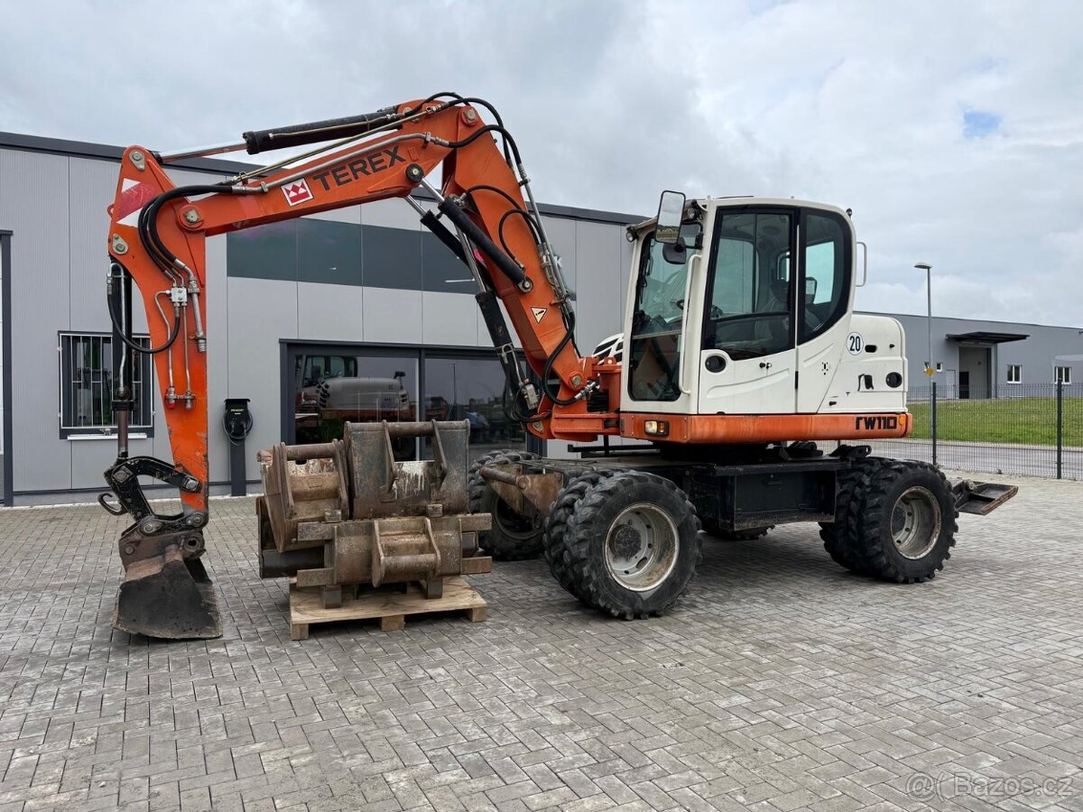Kolový otočný bagr TEREX TW 110 - 2