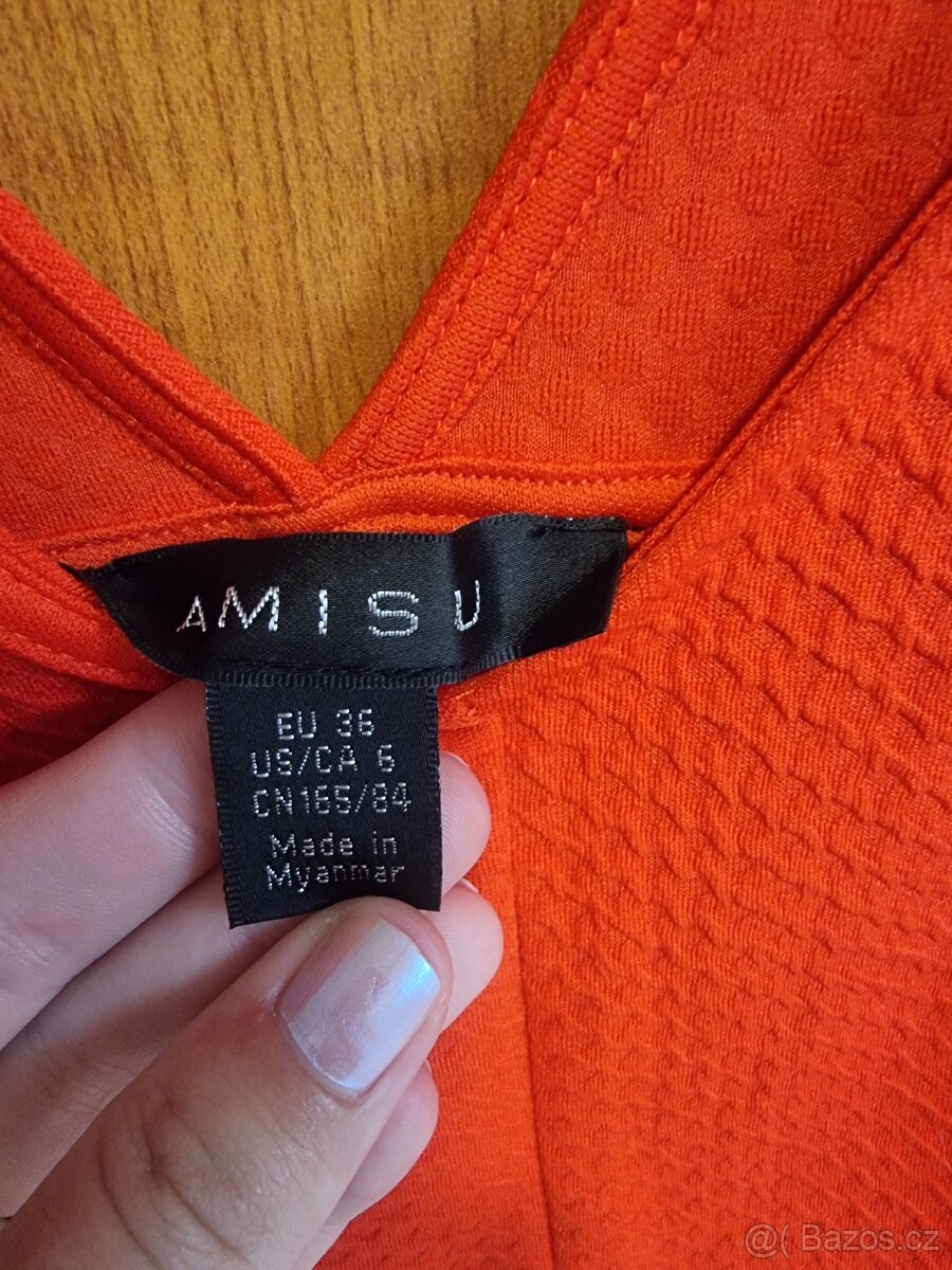 Červené šaty s výstřihem - 36 - 2