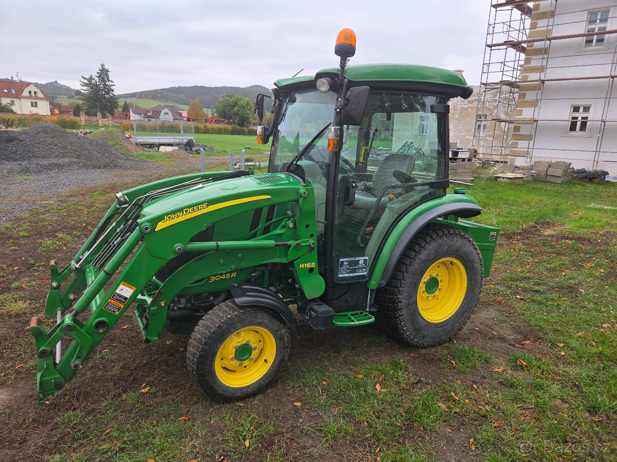 Traktor John Deere 3045R. - 2