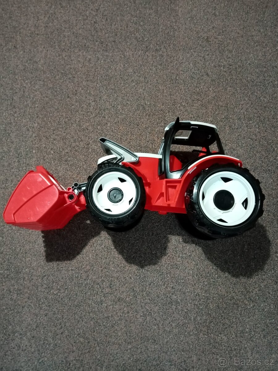 Traktor s nakladačem. - 2