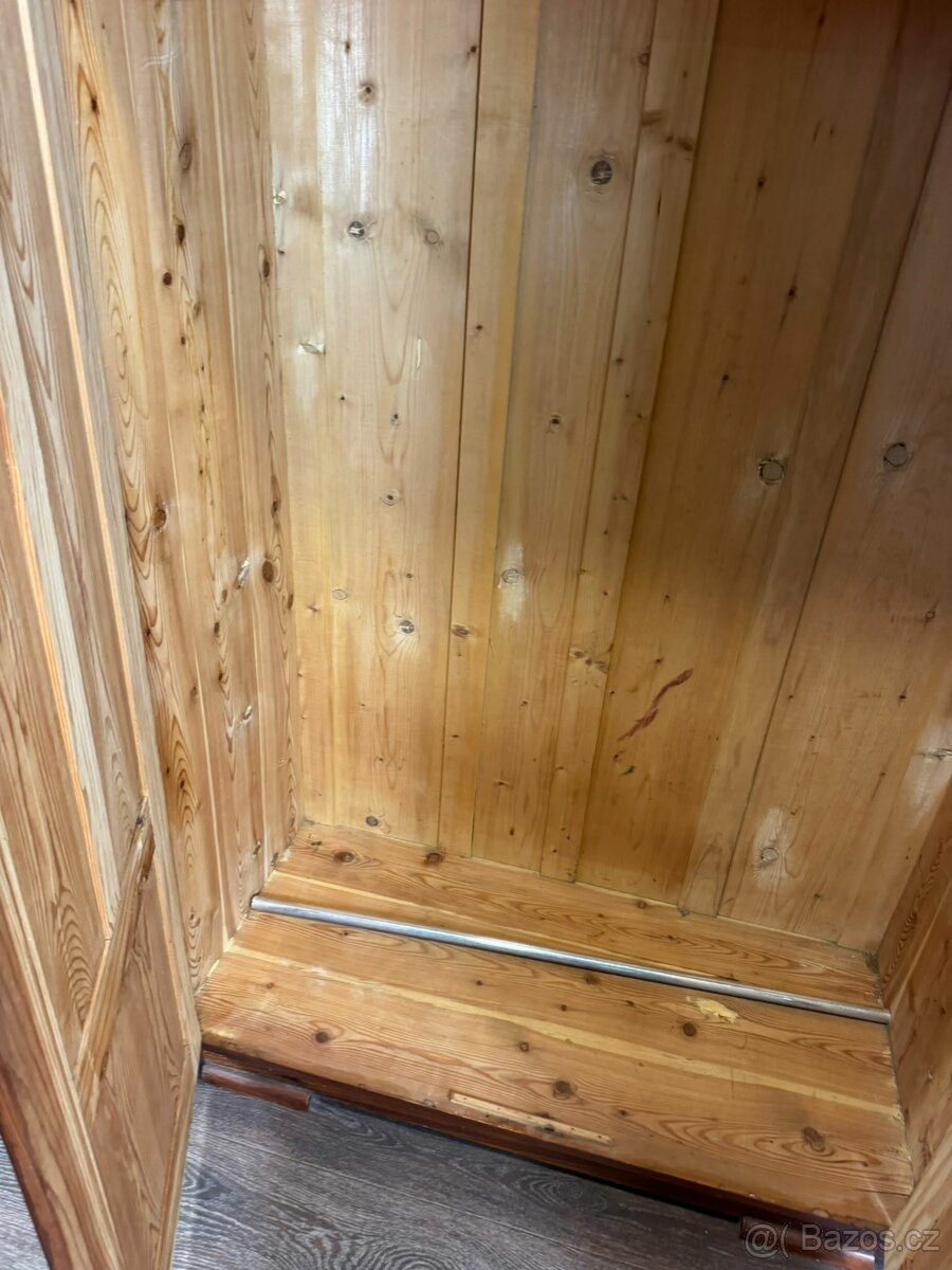 Stará šatní skříň (524017) - 2