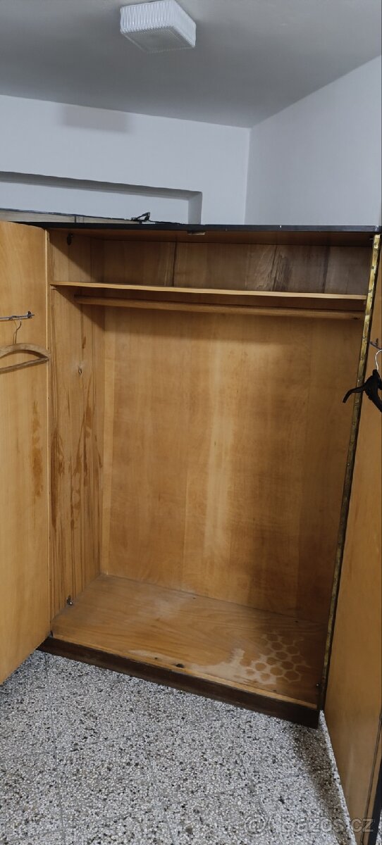Stará šatní skříň v dobrém stavu - 2