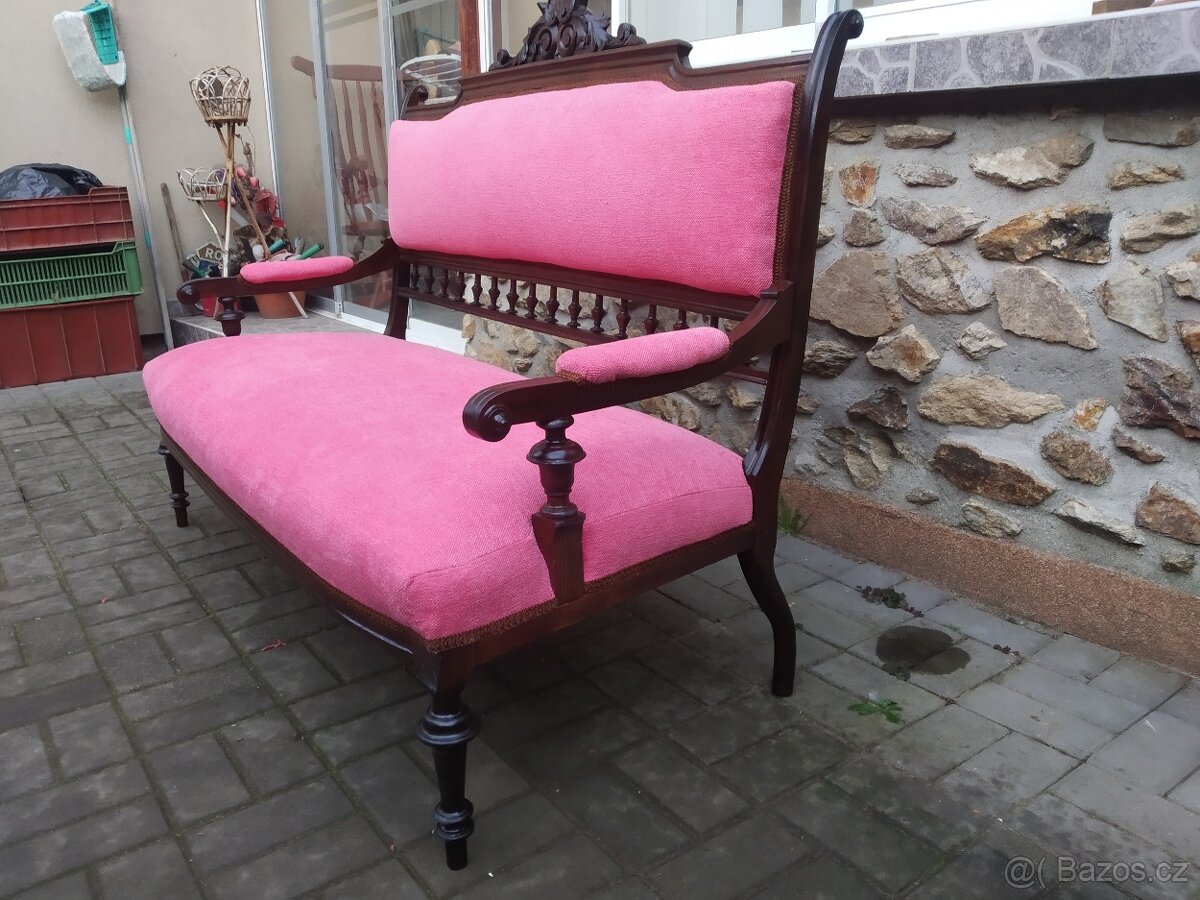 Starožitná sofa po renovaci. - 2
