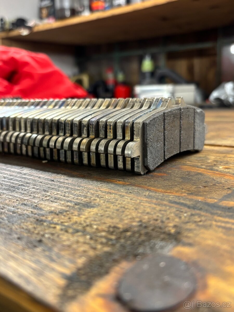 Závodní brzdové destičky SBS, Brembo. Pro Třmeny M50 - 2