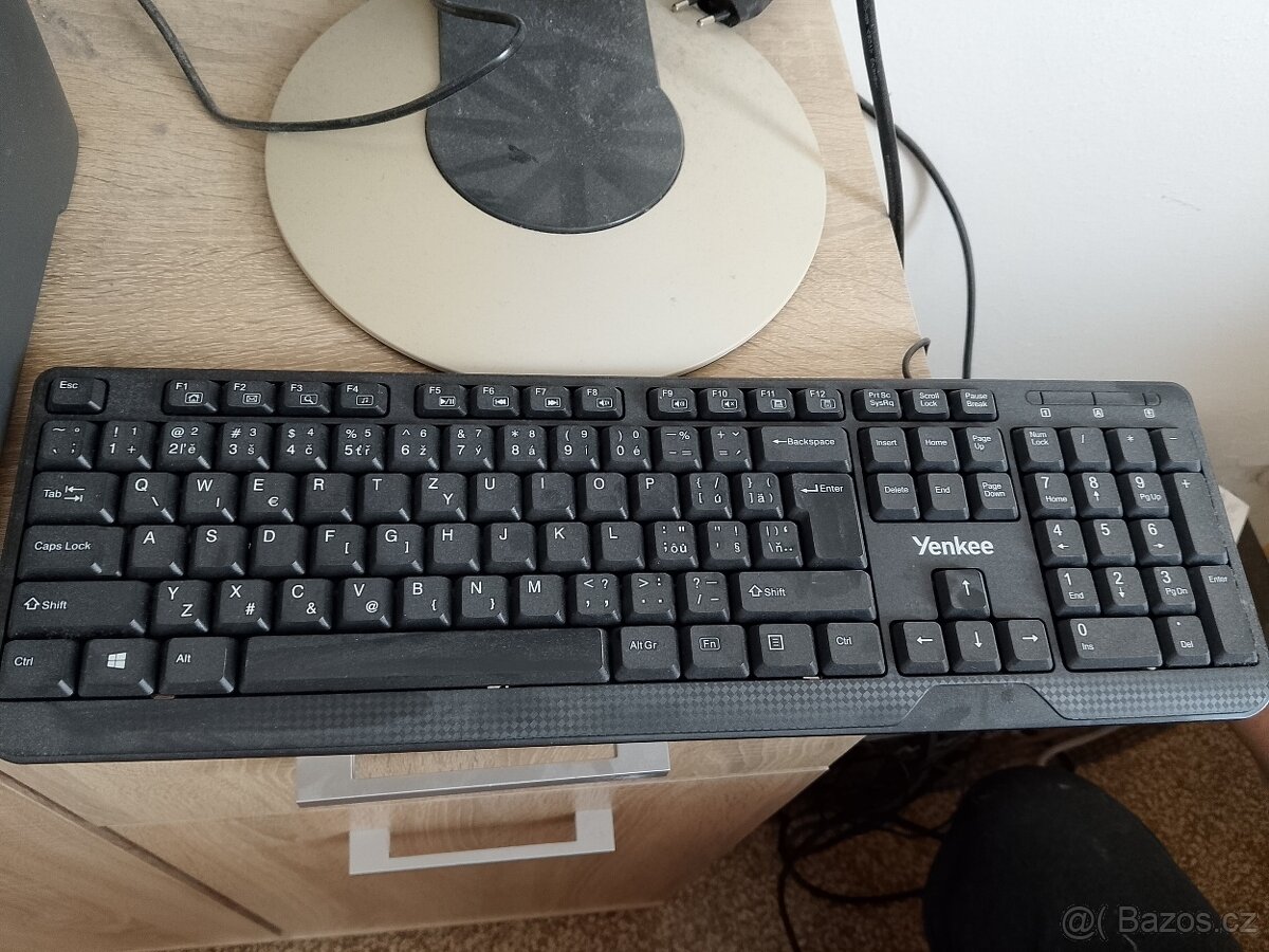 Stolní počítač s příslušenstvím - 2