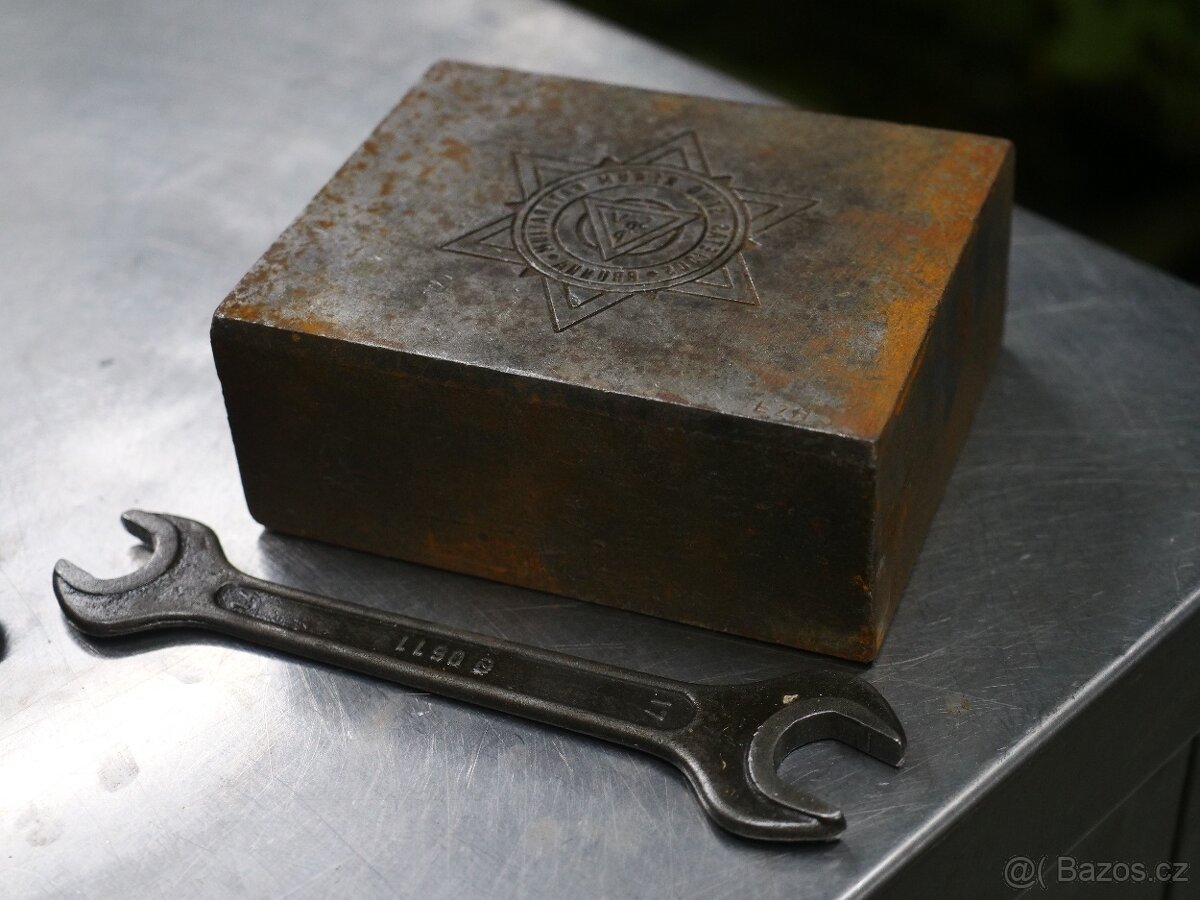stará kovová raznice, matrice z materiálu 19 191 - 2
