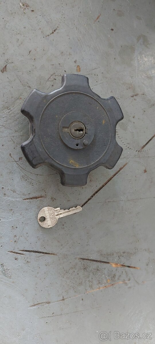 víčko nádrže - 2