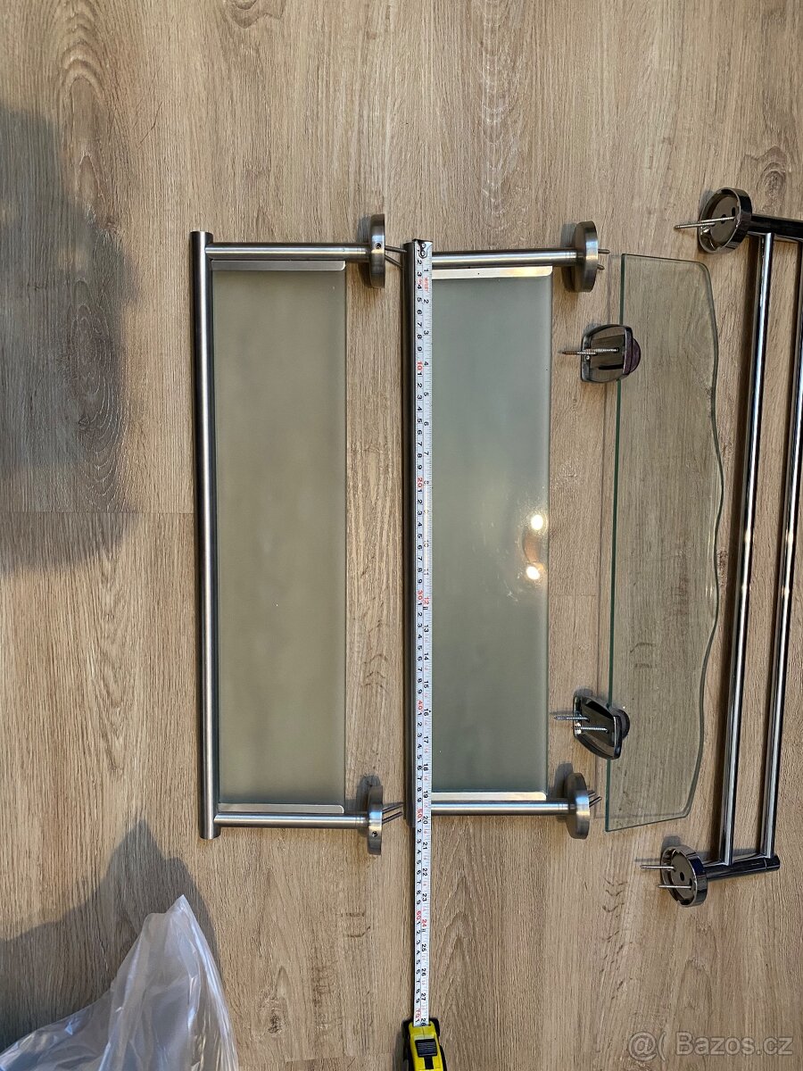 Poličky a věšák na ručníky - 2