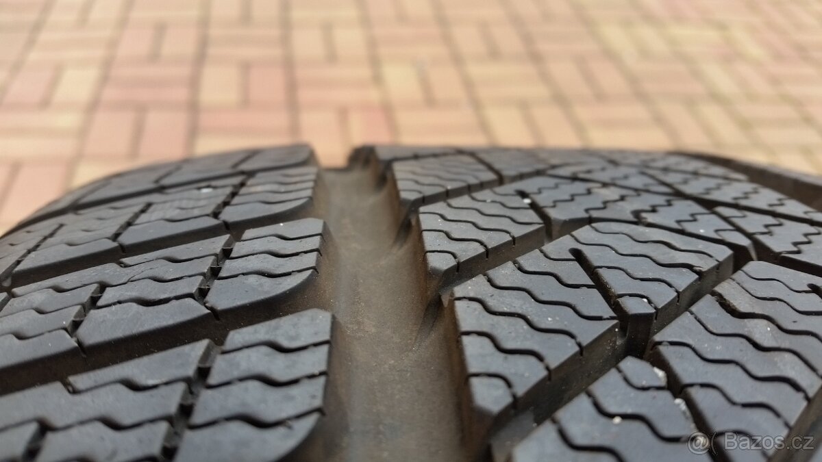 Zimní pneumatiky PIRELLI 245/45 R19 102V XL 4x7,5mm r.2023 - 2