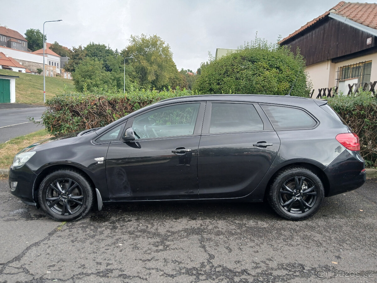 Opel Astra Com 1.6i Jen 98.000 Km serviska - 2