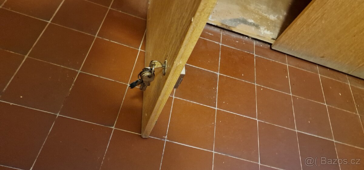 Nabízím uzamykatelnou skříňku ZDARMA - 2