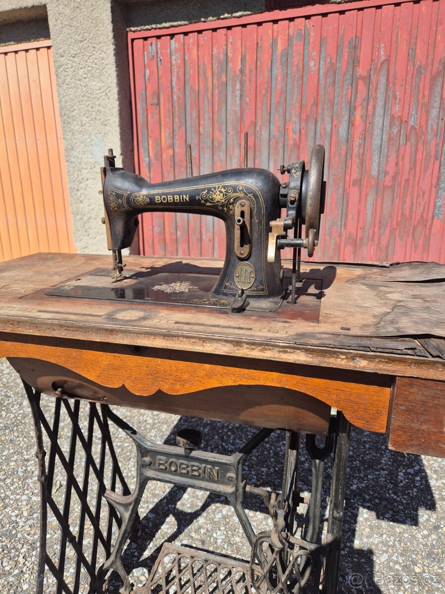Historický šicí stroj BOBBIN - 2