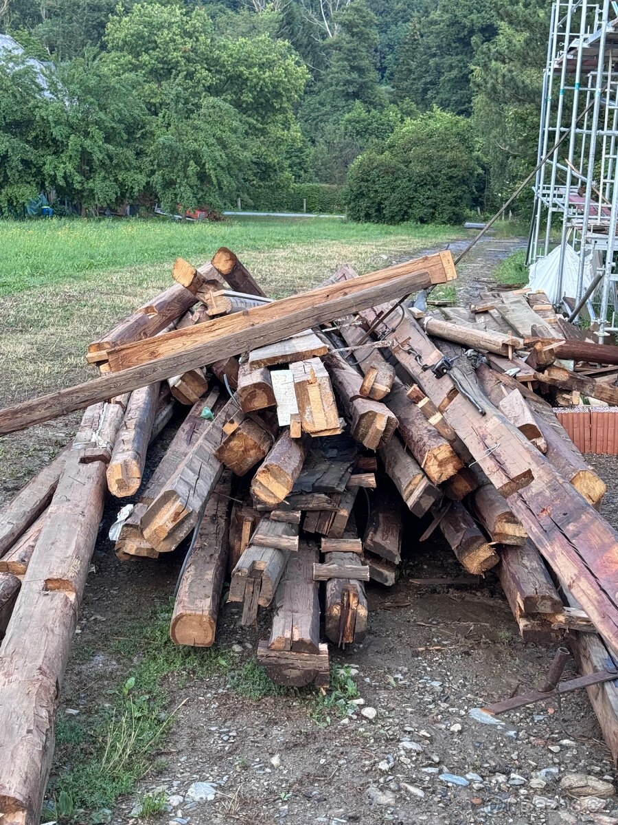 Staré ručně tesané trámy - 2