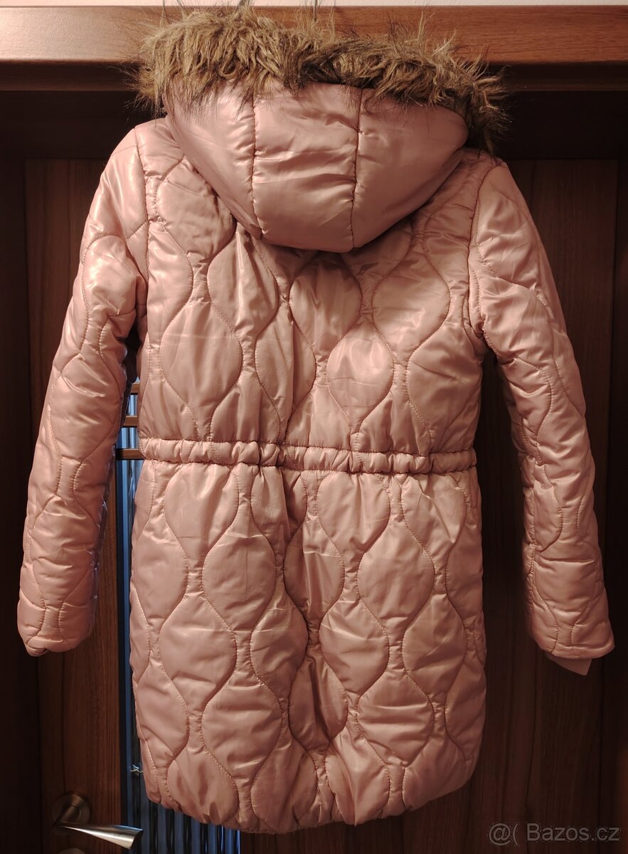Dívčí zimní bundy. - 2