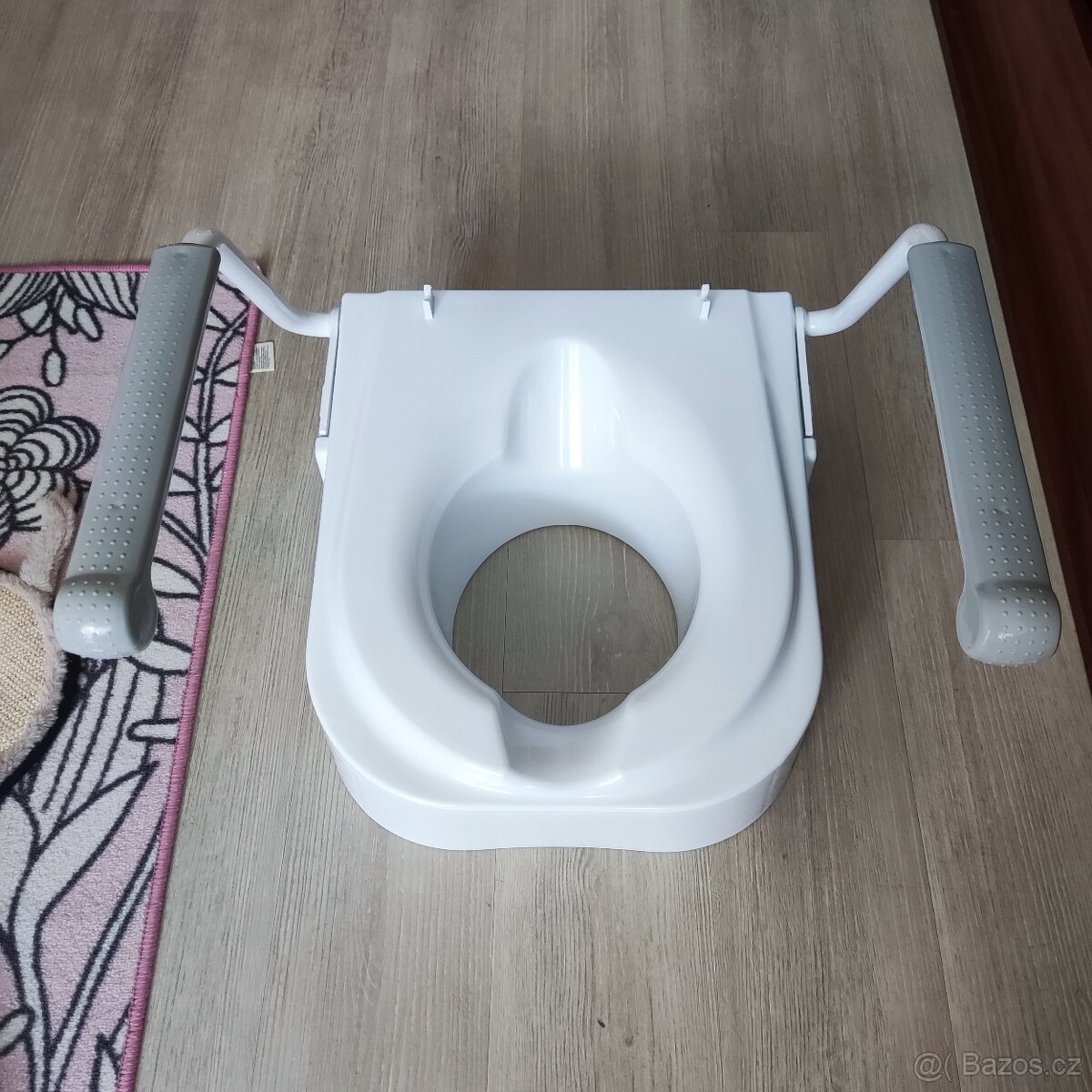 WC sedátko s vyklopnymi područkami - 2