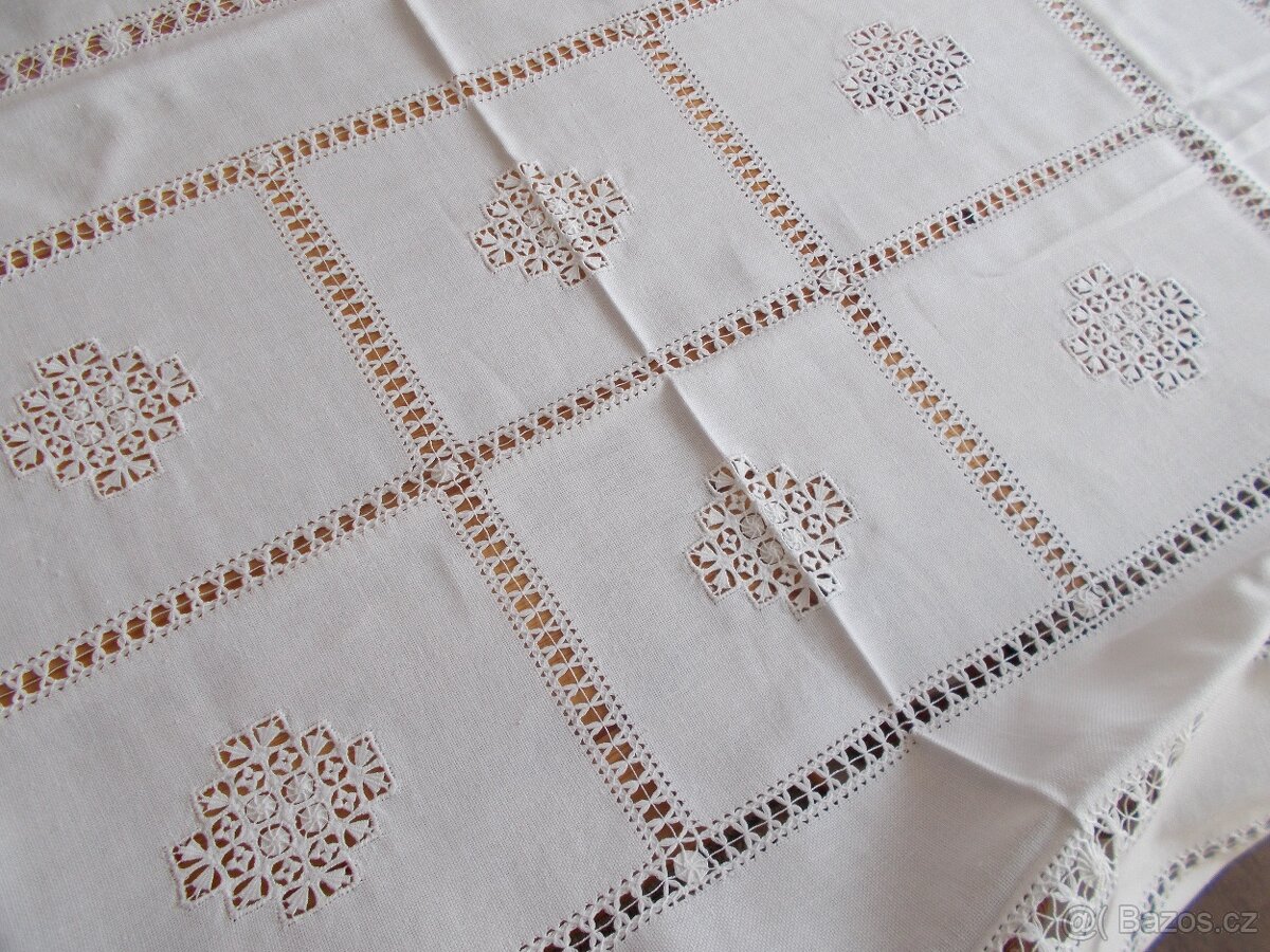 Ručně vyšívaný lněný ubrus - 2