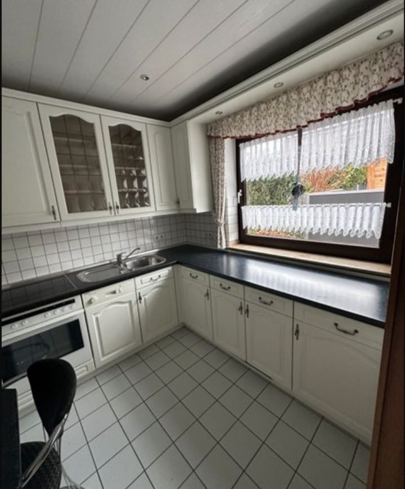 Kuchyně se spotřebiči a jídelním koutem,5789 - 2