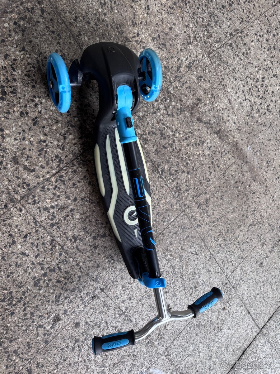 Zánovní dětská svítící koloběžka - 2