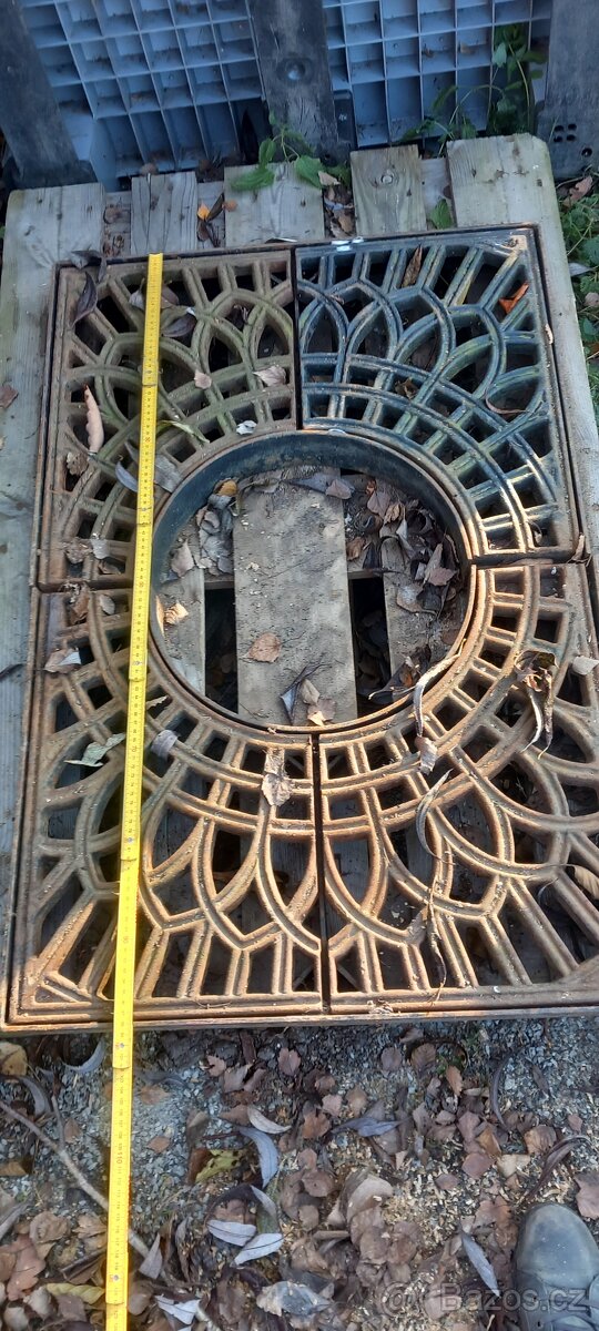 Okrasné mříže okolo kmene stromů, litina - 2