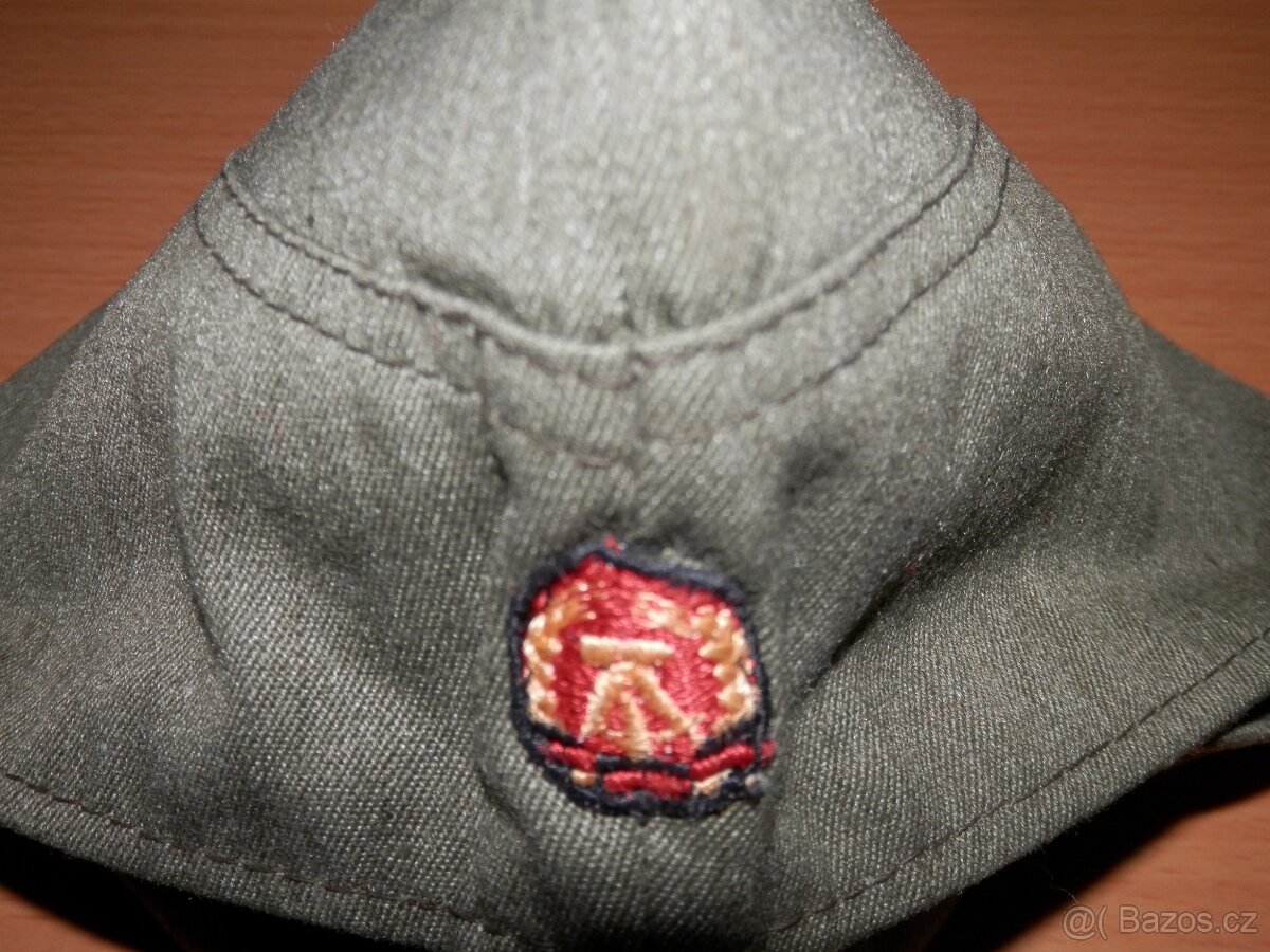 Stará vojenská čepice. - 2