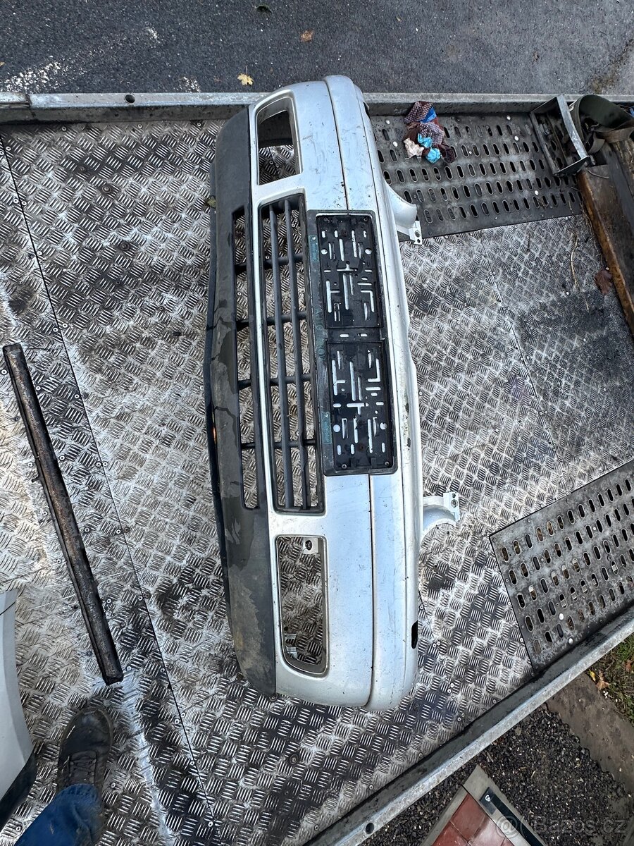 Přední nárazník VW Golf 4 stříbrný - 2