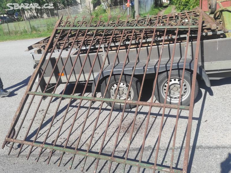 Stará železná brána, branka, železný plot - 2