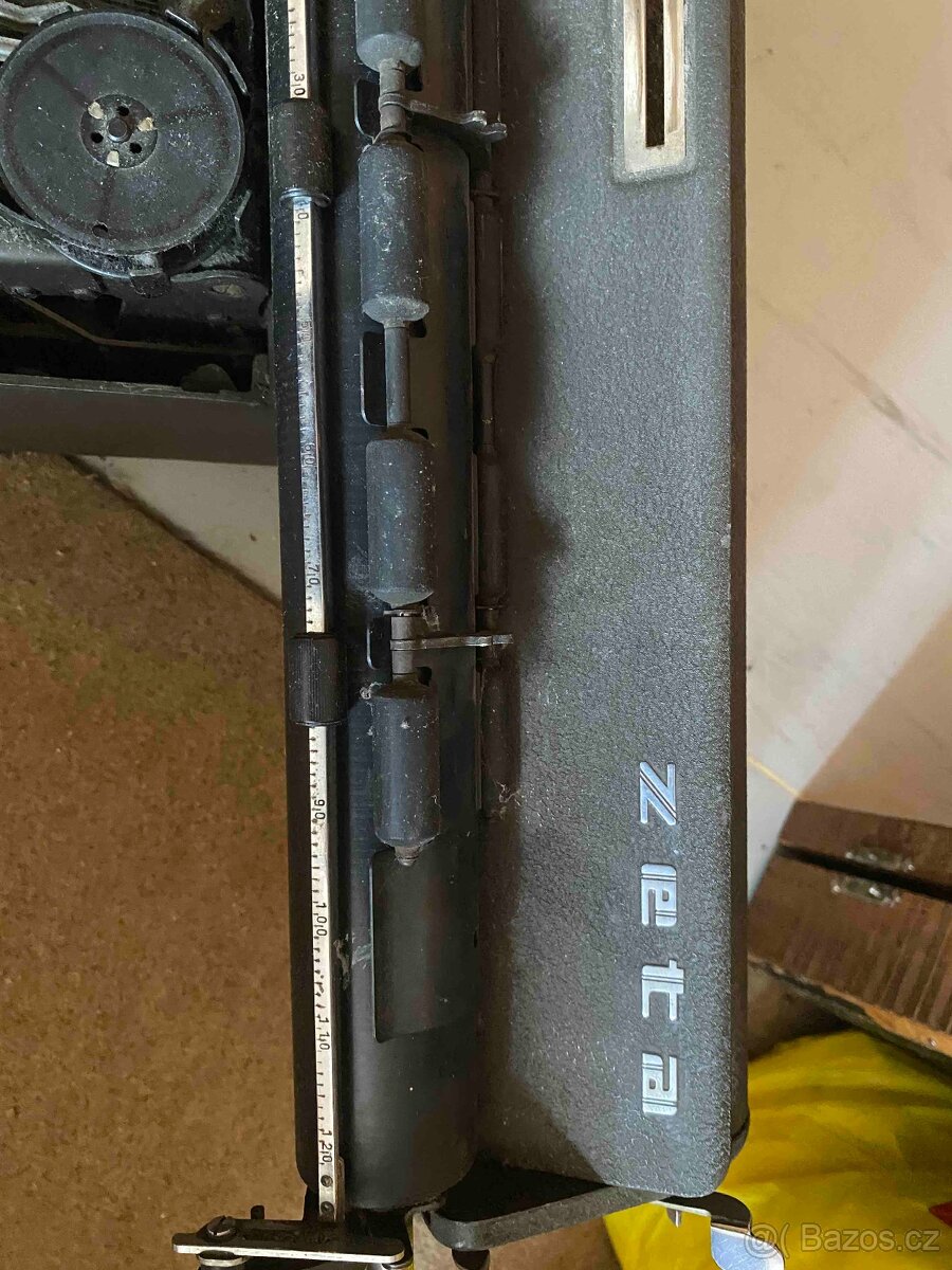 Starší psací stroj - 2