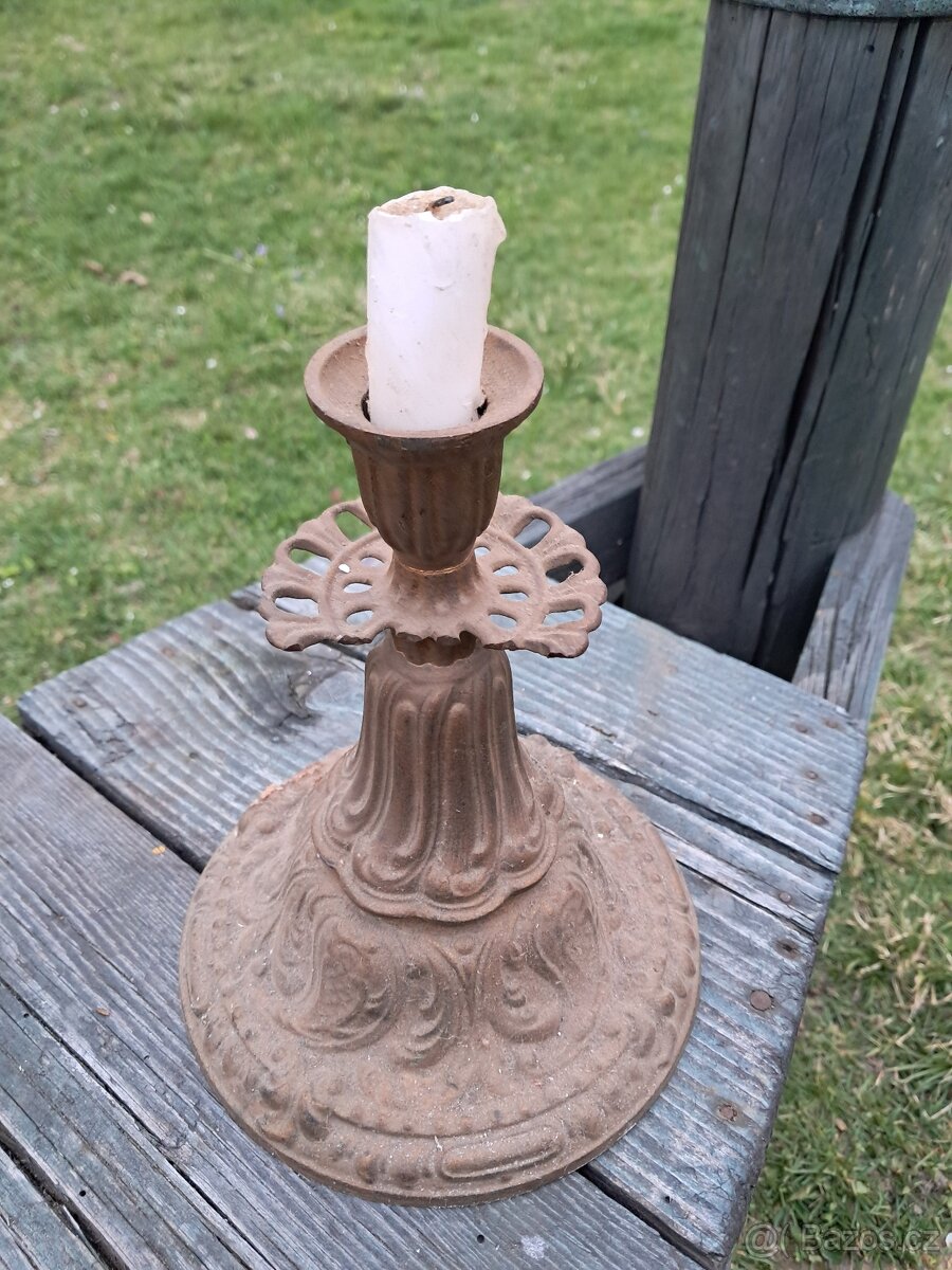 Litinový starý svícen - 2
