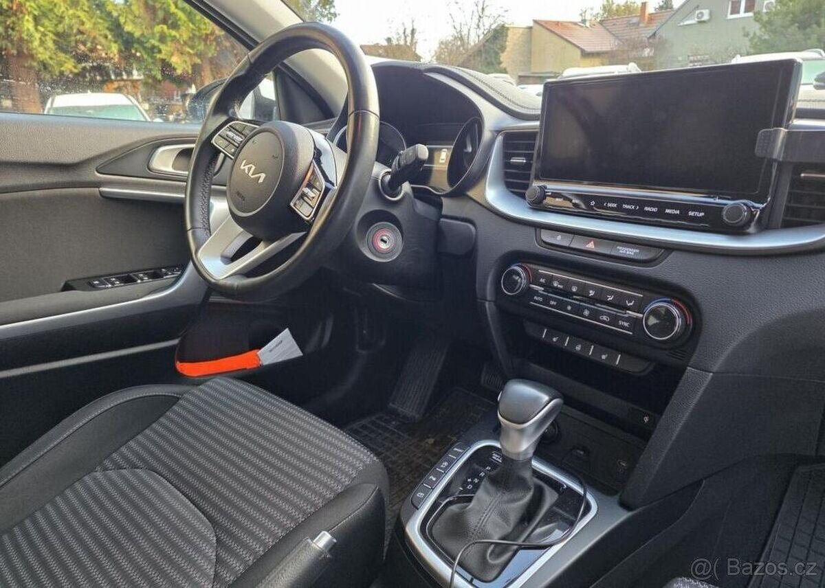 Kia Cee´d 1.5-NAVI-KAMERA-AUTOMAT - 2