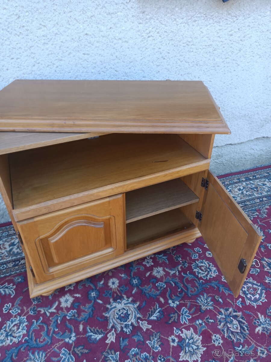 Rustikální televizní skříňka . - 2