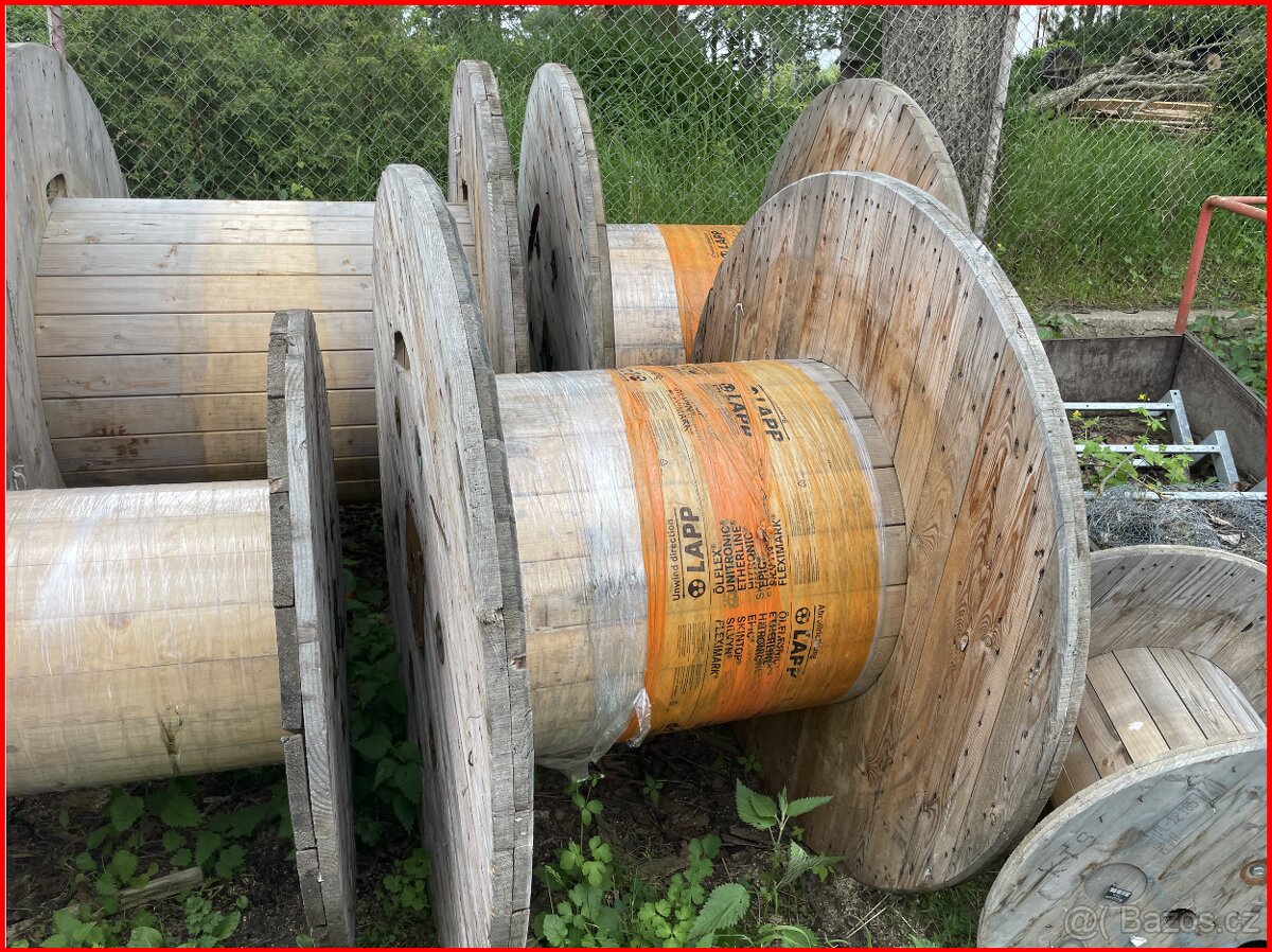 prázdné dřevěné kabelové cívky - 2
