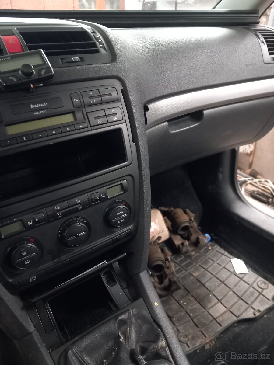 Octavia 2 palubovka airbagi pase - 2