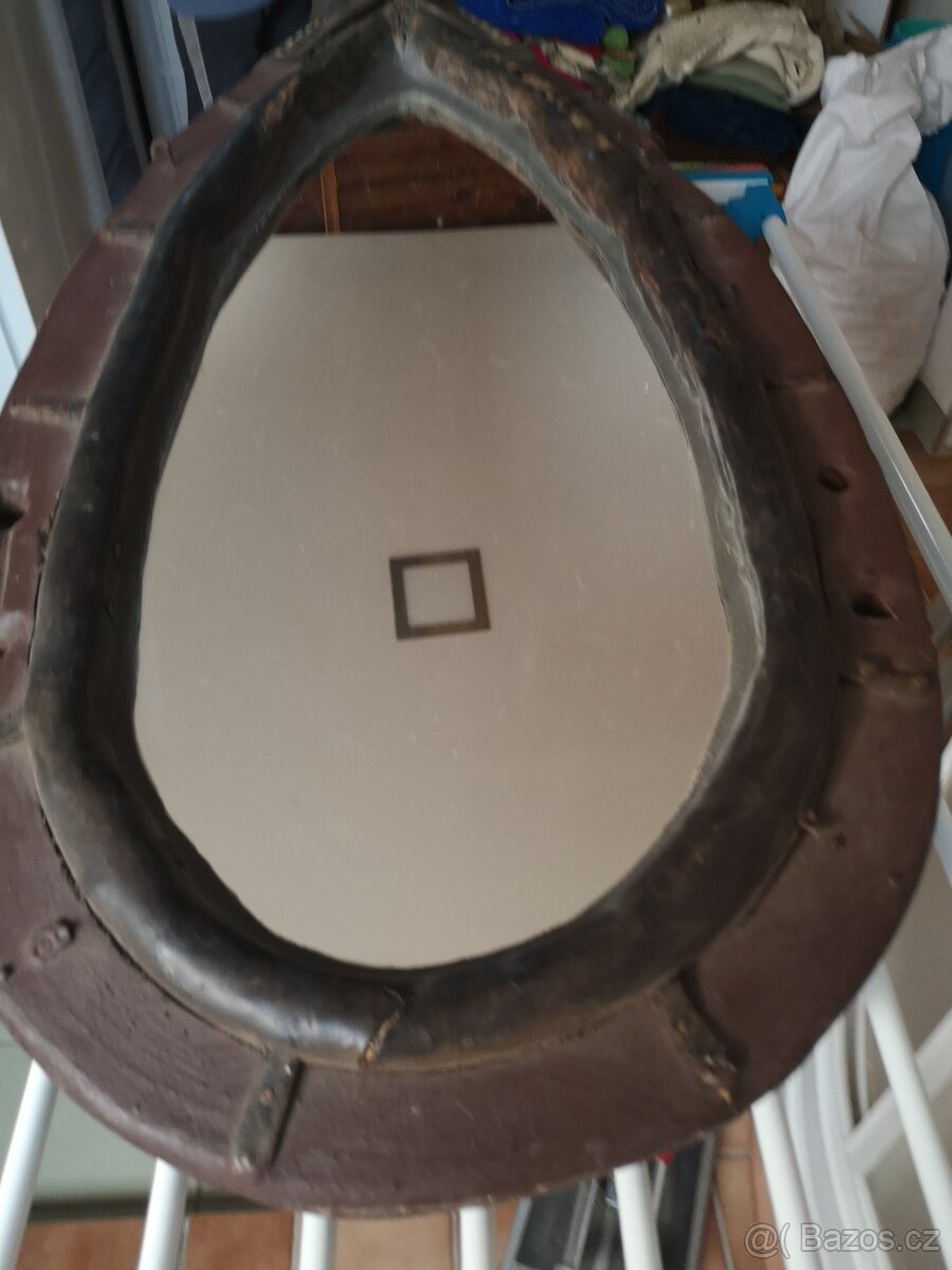 Zrcadlo v chomoutu - 2