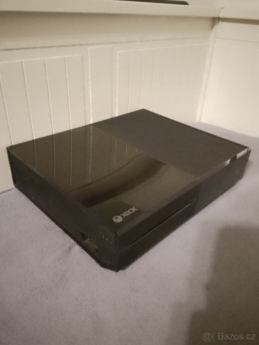 Prodám Xbox one 500gb + 2x ovladač a hra - 2