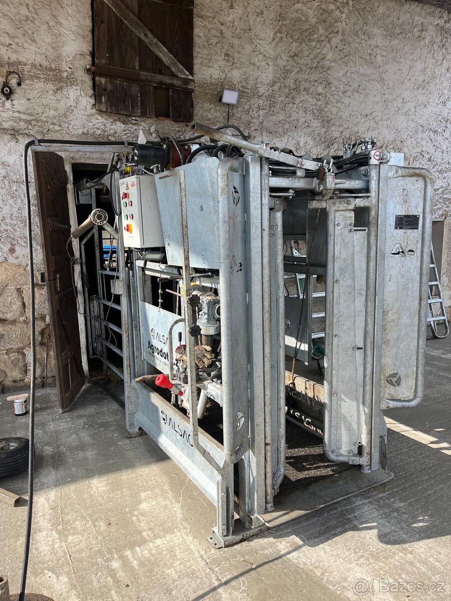 Hydraulická paznehtářská klec - 2