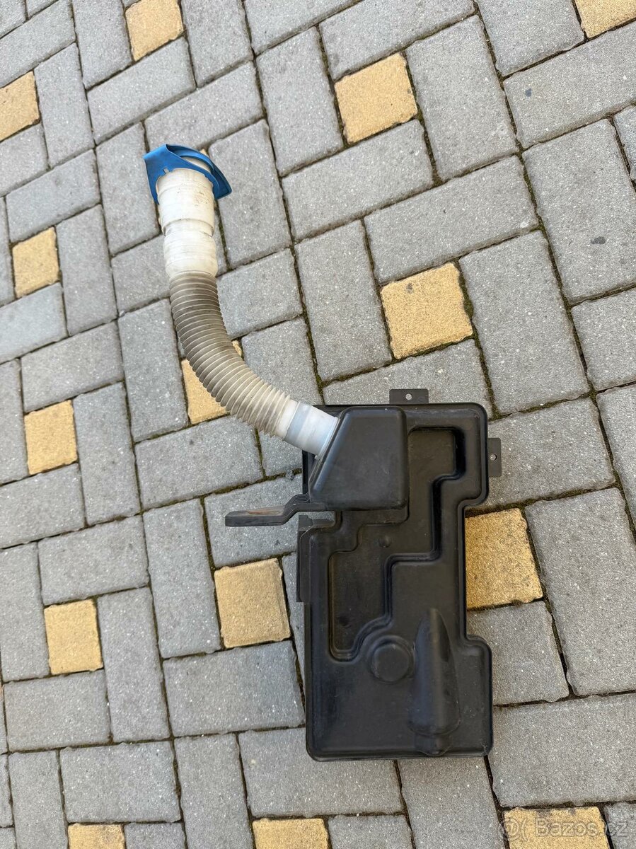 VW Tiguan nádobka ostrikovačů. - 2