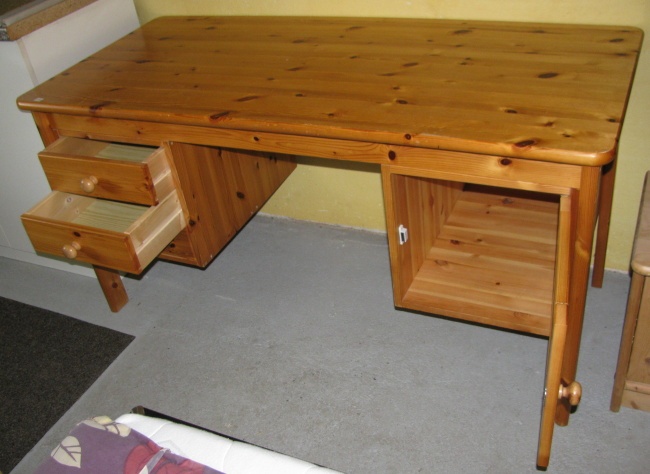 Dřevěný psací stůl - 2