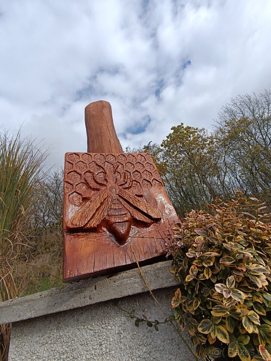 Dubový reliéf včely - 2