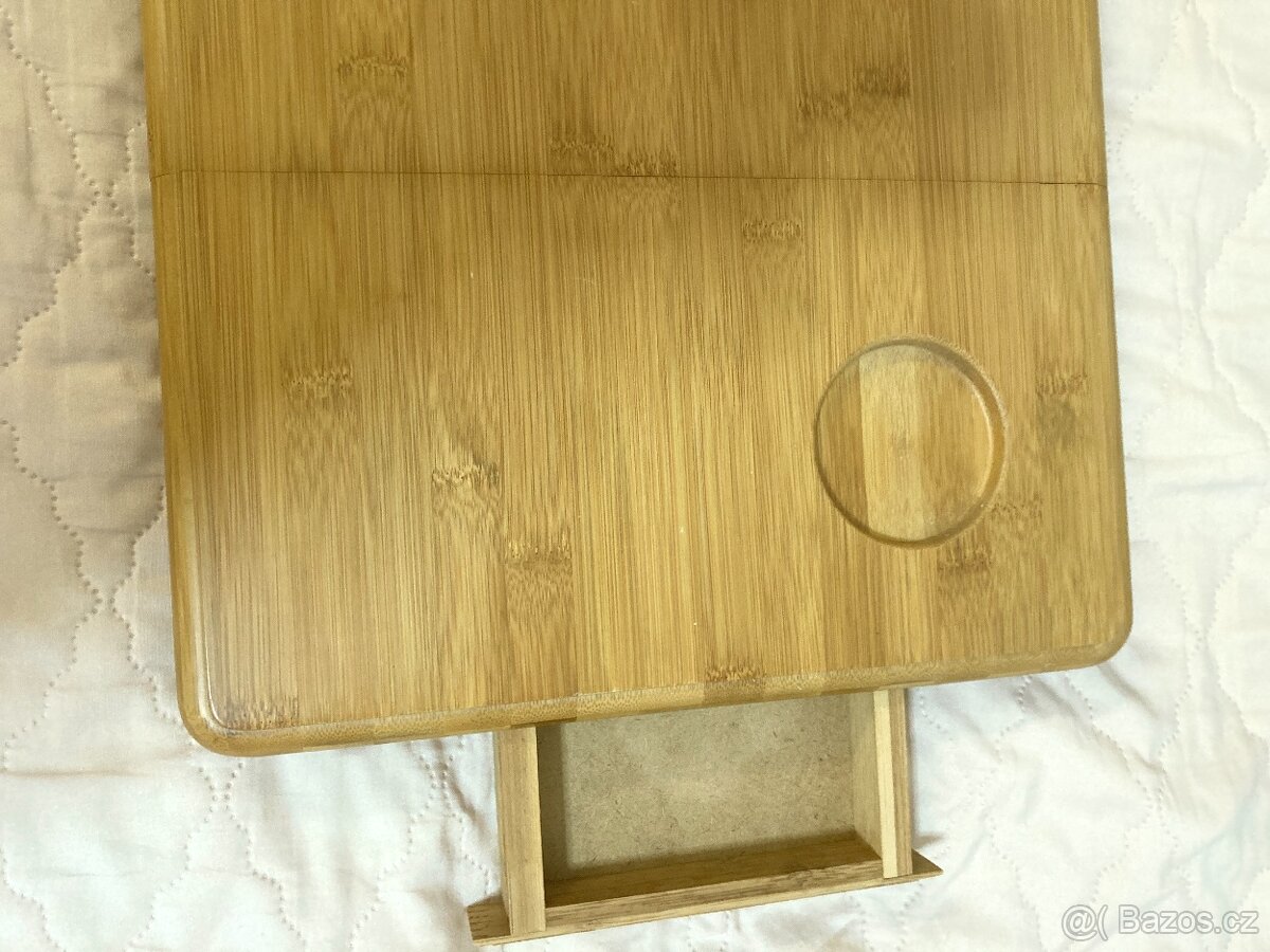 Prodám skládací stolek pod notebook, asi bambusový - 2