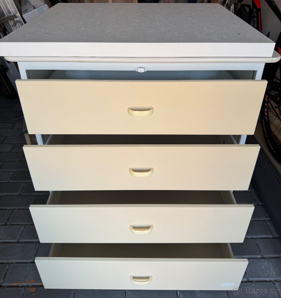 Přebalovací pult na kolečkách s úložným prostorem - 2