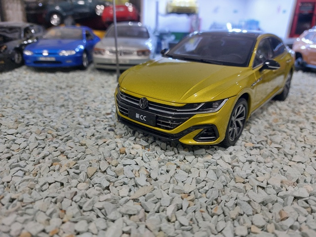 model auta 1:18 Volkswagen Arteon CC, zlatá farba ,Paudi - 2