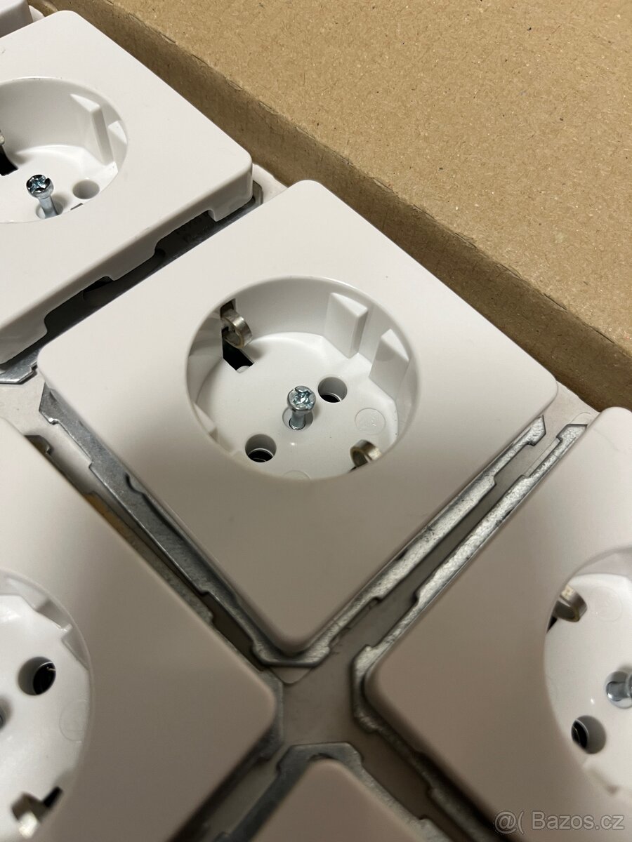 Zásuvka, rameček Schneider Elso - 2