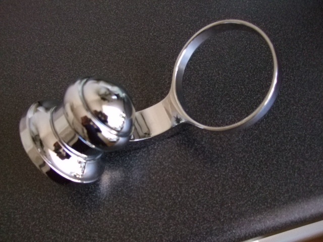 CHROMOVÝ DRŽÁK NA SKLENIČKU - 2