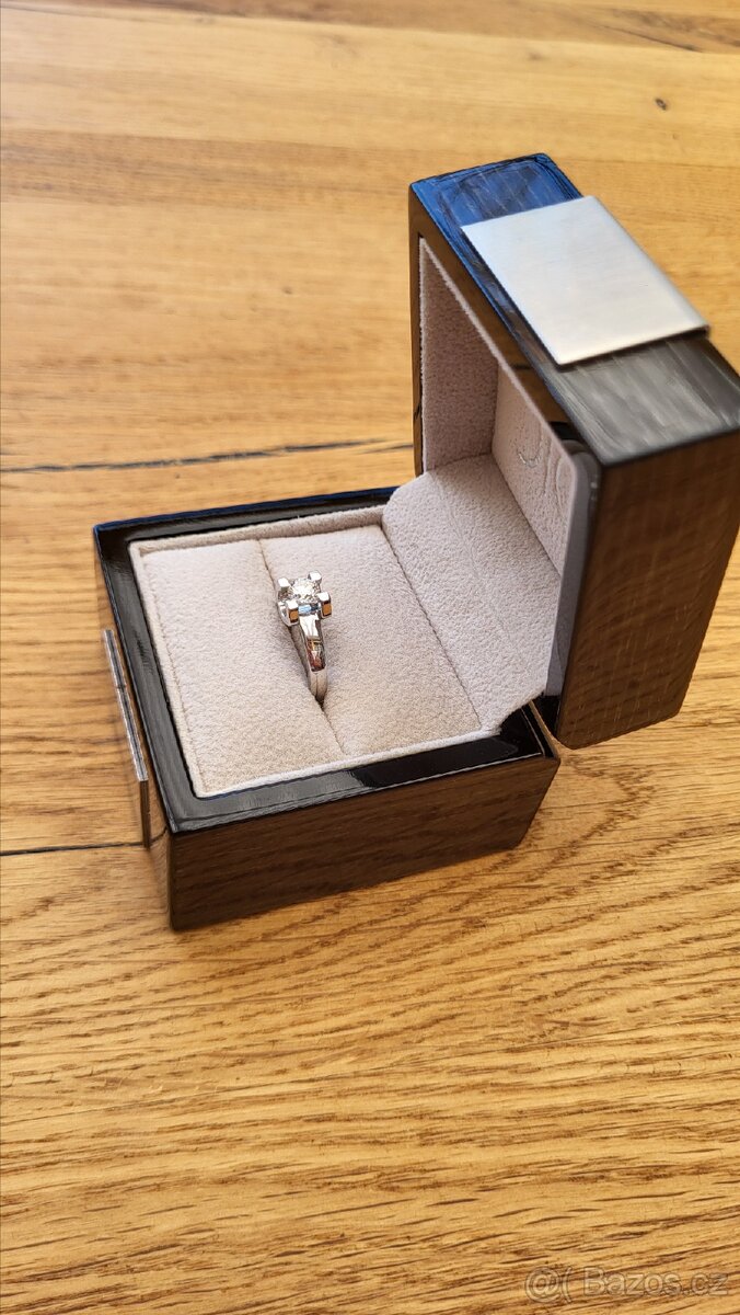 Prsten s diamantem z bílého zlata. - 2